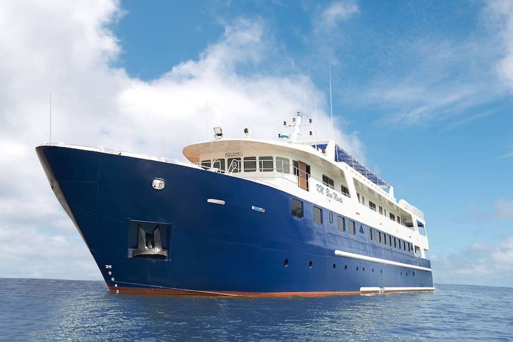 Liveaboard Blue Manta berlabuh di jangkar