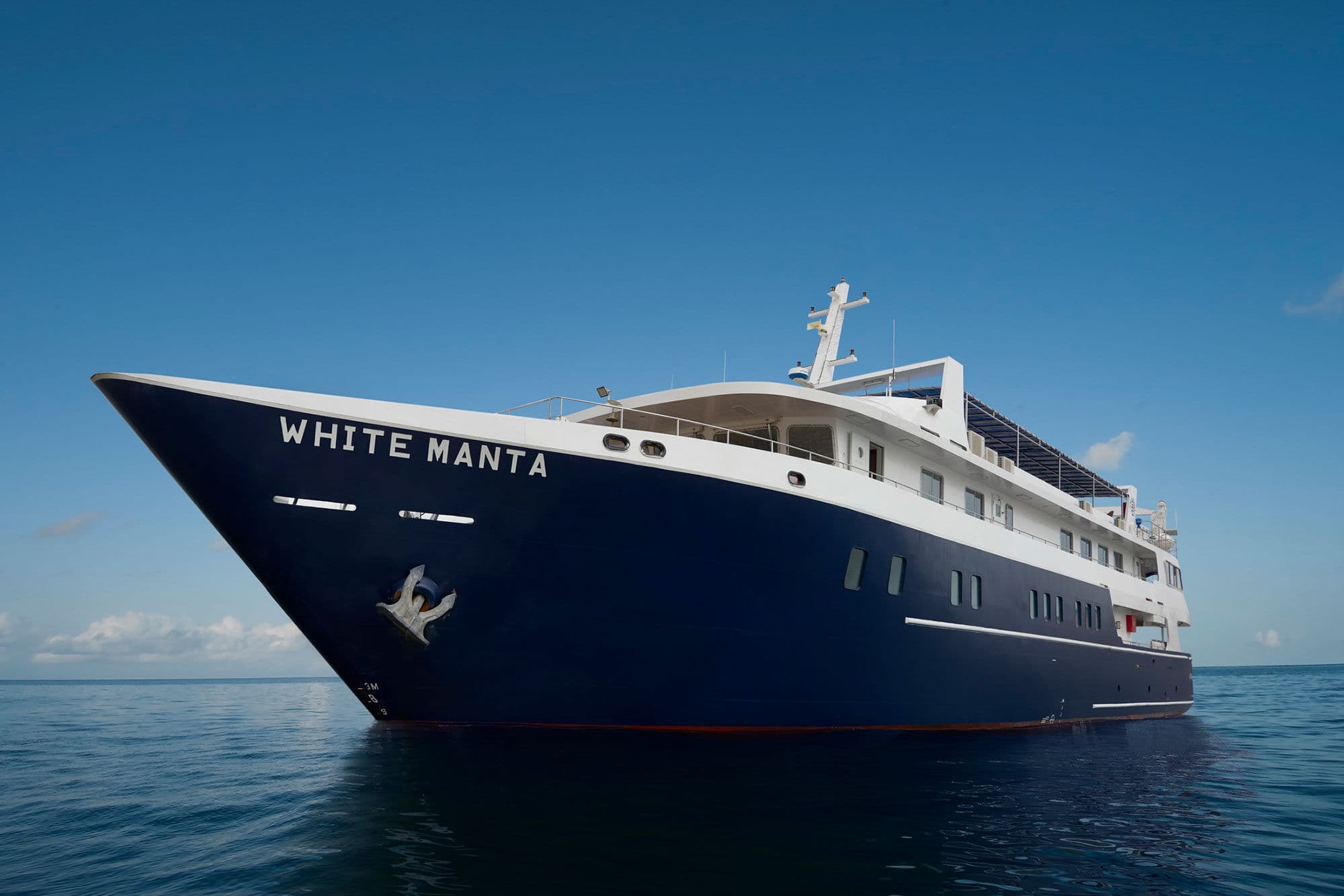 White Manta liveaboard on open sea